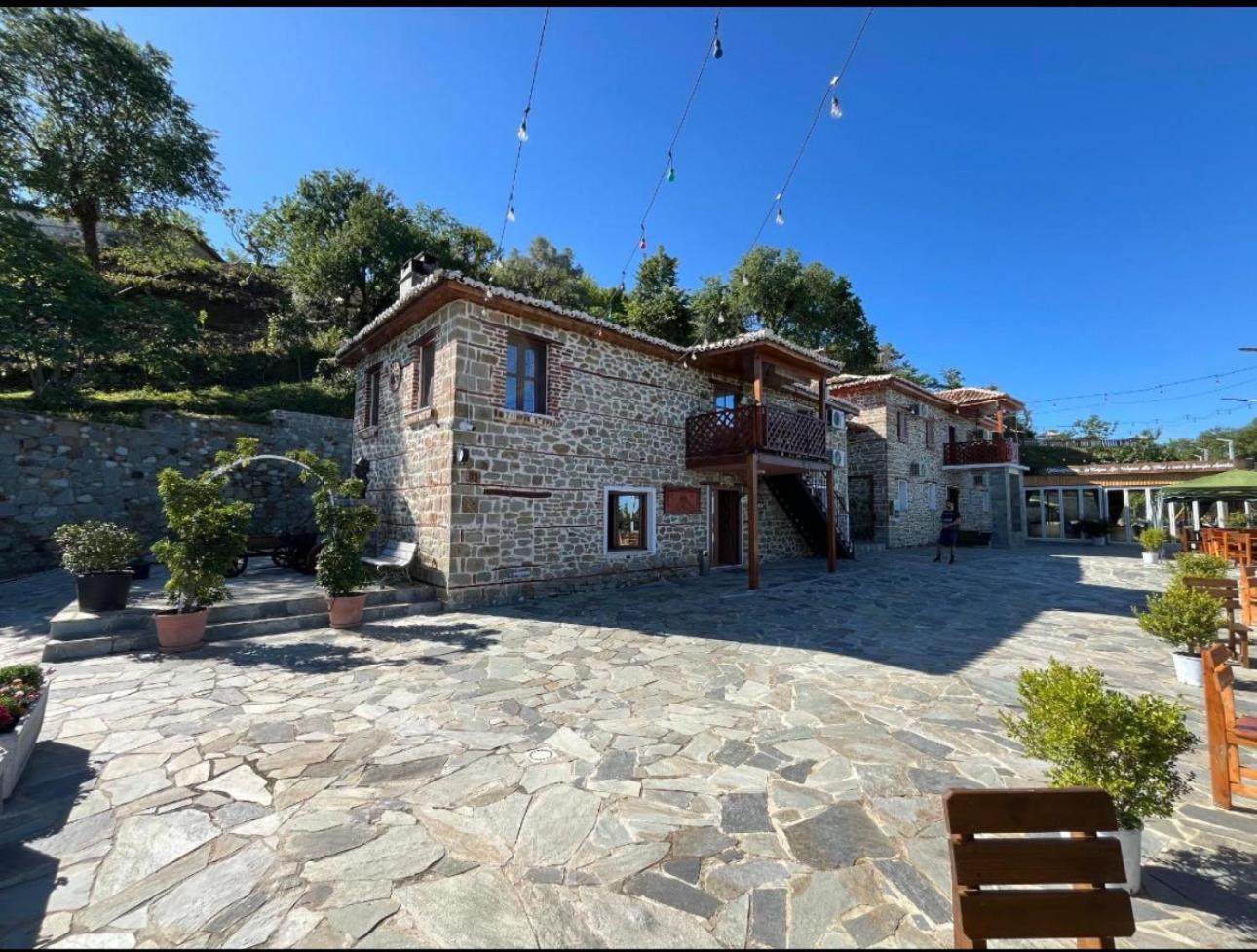 Keshtjella Xhabeqos Hotel Laknas Exterior foto