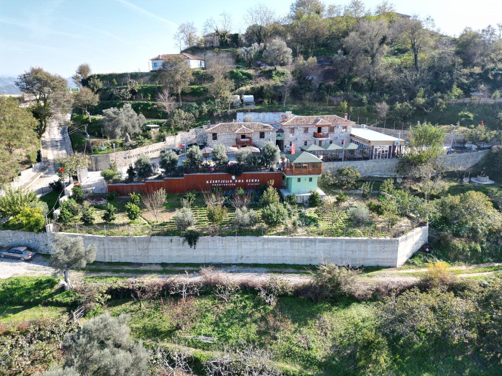 Keshtjella Xhabeqos Hotel Laknas Exterior foto