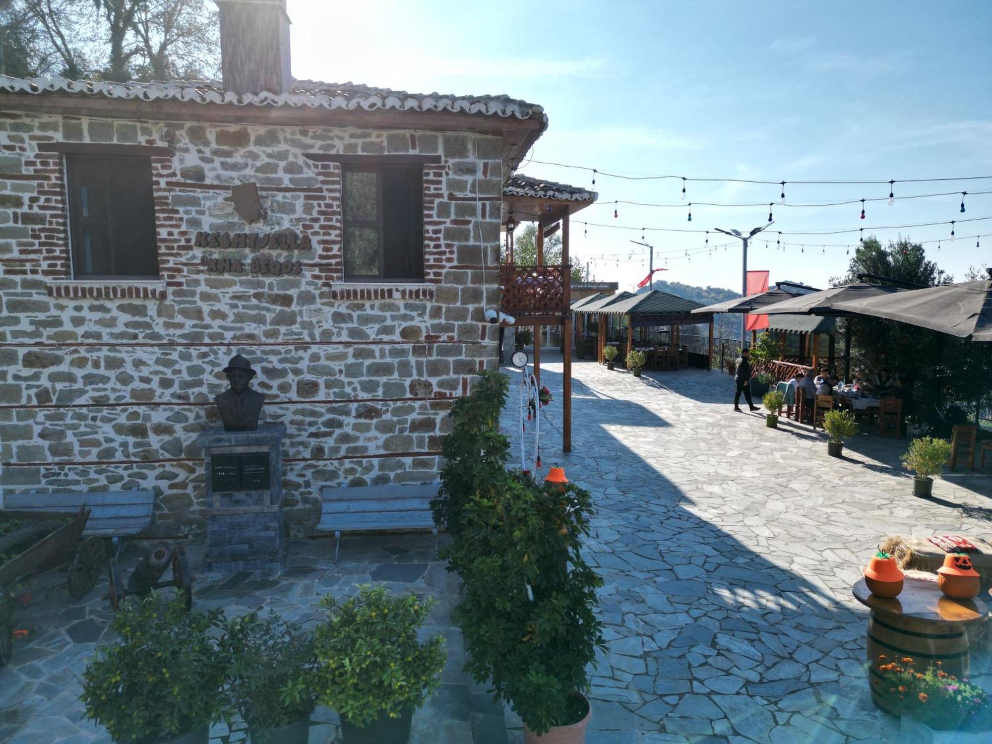 Keshtjella Xhabeqos Hotel Laknas Exterior foto