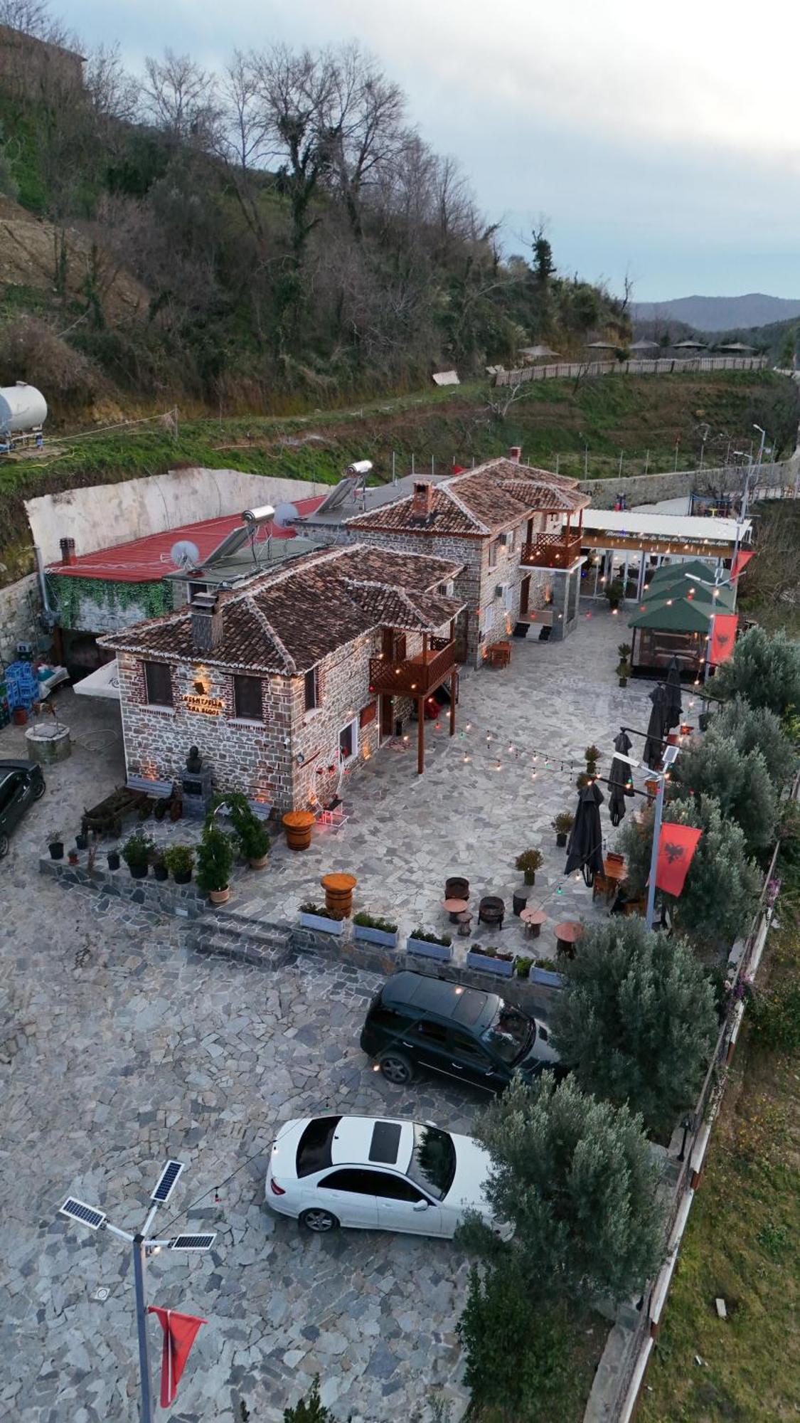 Keshtjella Xhabeqos Hotel Laknas Exterior foto