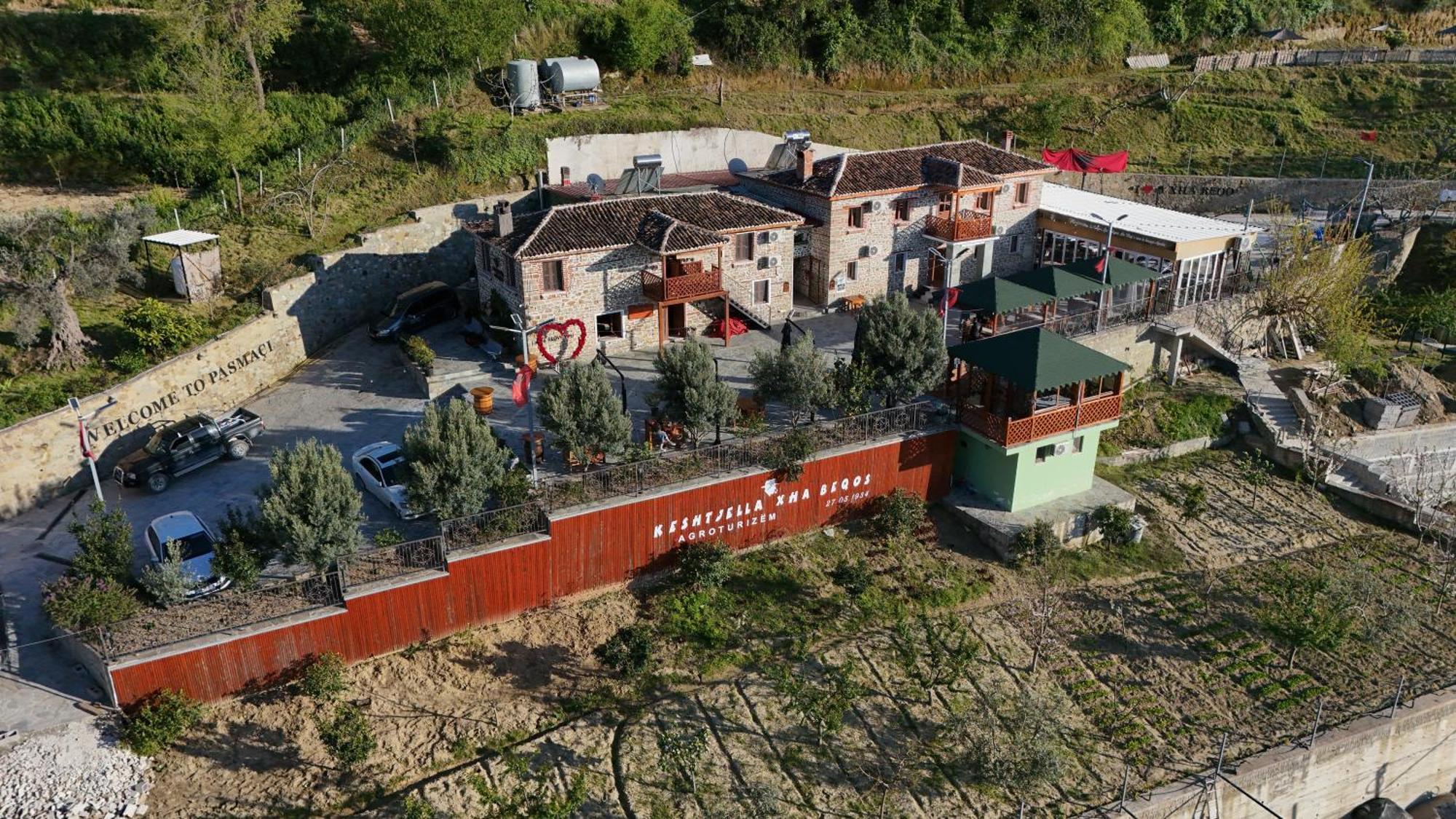 Keshtjella Xhabeqos Hotel Laknas Exterior foto